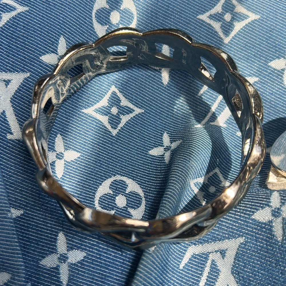 Beautiful silver tone bracelet‎